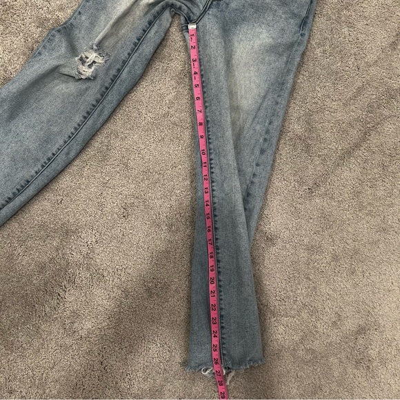 Levi’s Women’s Sz 24 Ribcage Straight Distressed Light Wash Jean - Picture 12 of 16